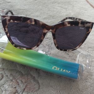 🕶️ Quay 🕶️ Tortoise Shell Print Cat-Eye Sunglasses EUC With Case